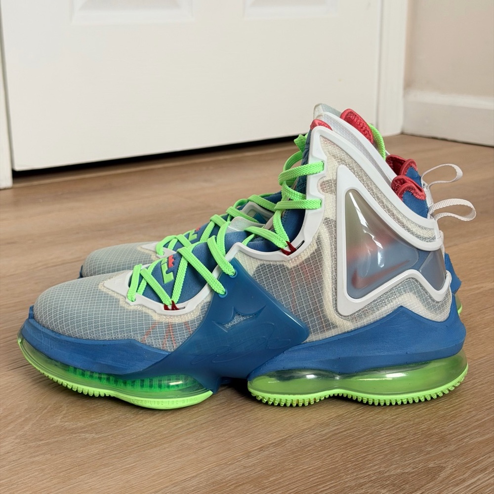 Nike LeBron 19 Tropical Dutch Blue Pomegranate Sneaker Size 11.5 Basketball Shoe